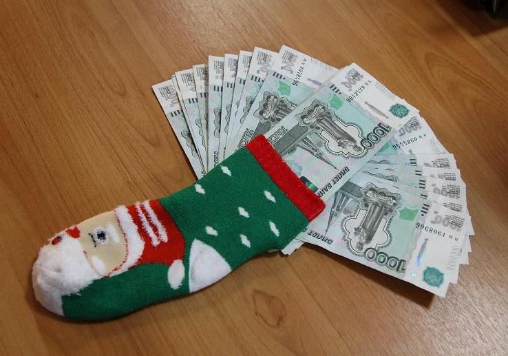 Томские новости, носок достал деньги приставы арестовали машину долги В Томске должник рассчитался с приставами деньгами из «новогоднего сапожка»
