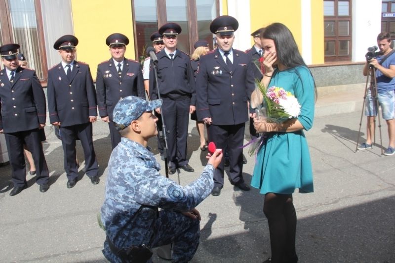 Томские новости, предложение полицейский видео Томск 1 командировка Северный Кавказ как сделать предложение В Томске вернувшийся из командировки полицейский сделал предложение своей девушке (ВИДЕО)
