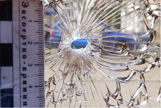 Происшествия, Томские новости, полиция повредили камень в троллейбус разбил окно дверь общественный транспорт хулиган Полицейские нашли подростка, повредившего троллейбус на одной из остановок Томска