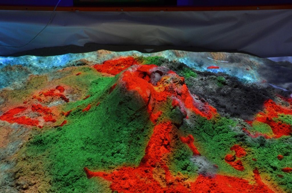 Инновации и технологии, Предприятия Томска и области, Томские новости, комплекс томские компании терапия песок В Томске создали интерактивную песочницу с водоемами и вулканами