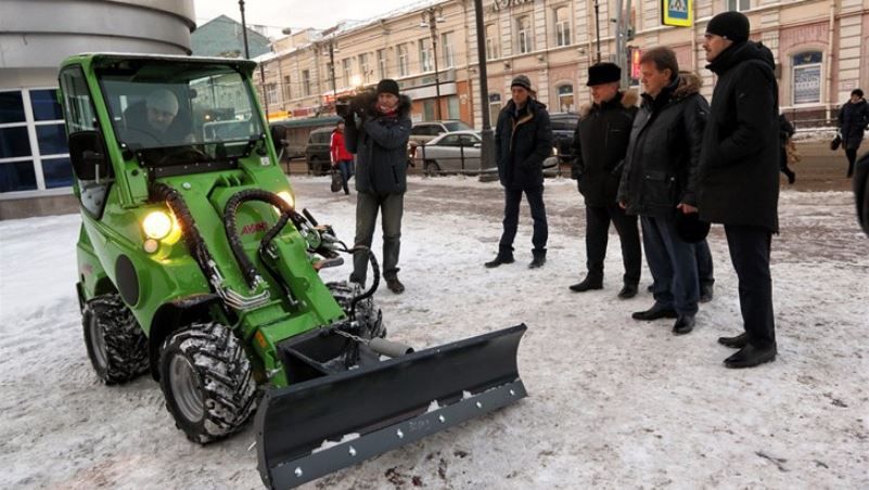 ЖКХ, Томские новости, погрузчик Avant авант грузить убирать снег подпорная стенка Томску подарили новый мини-погрузчик