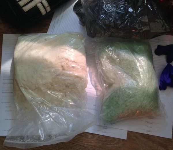 Криминал, Томские новости, наркотики синтетические наркотики синтетика наркокурьер особо крупный размер Полицейские пресекли поставку в Томск более 2 кг «синтетики»