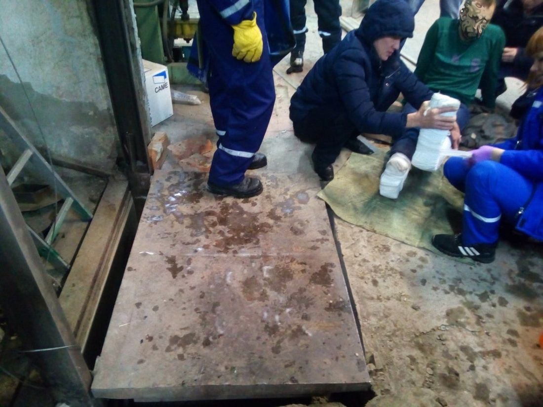 Происшествия, Томские новости, падение лифта двое рабочих пострадали Трое рабочих пострадали при падении лифта в Томске