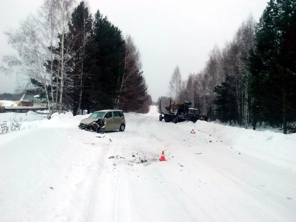 Происшествия, Томские новости, происшествие аэропорт Меженинвка Урал лесовоз иномарка женщина-водитель ДТП авария Лесовоз и иномарка столкнулись на трассе под Томском, пострадала женщина
