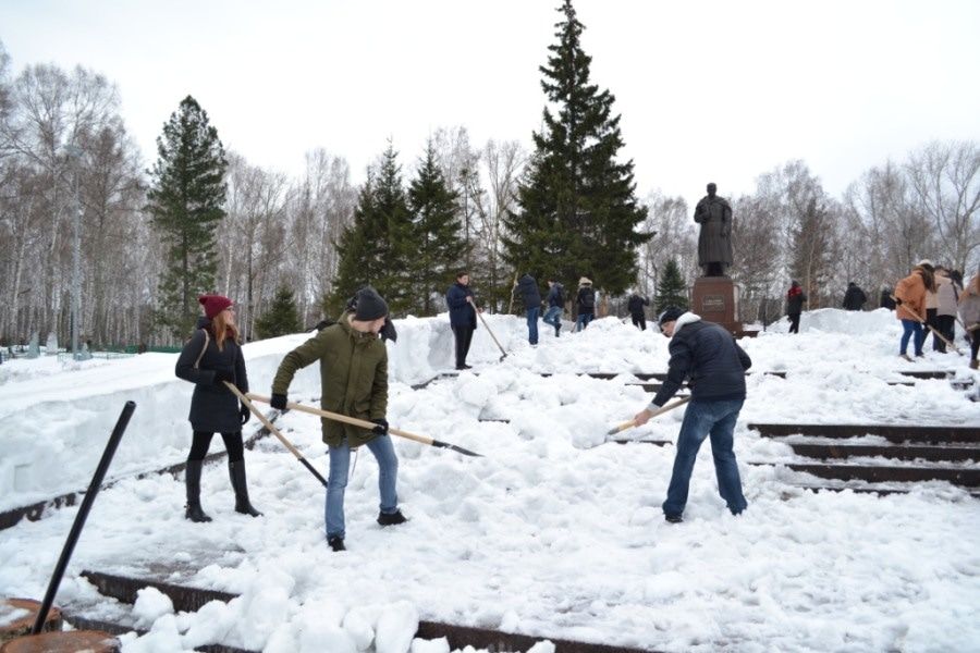 Городское благоустройство, Томские новости, субботник уборка снежная вахта На томском кладбище прошел субботник
