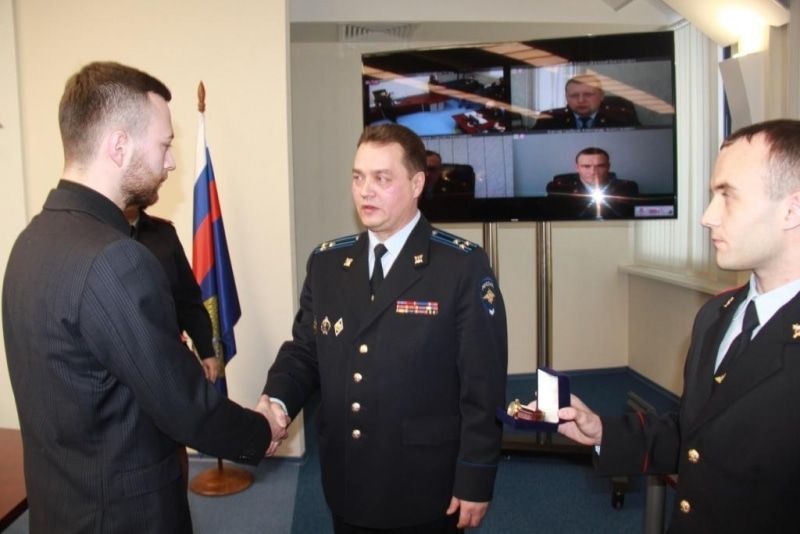 Награды и назначения, Томские новости, награда студент помог задержал активная позиция Томич, задержавший преступника, получил часы из рук начальника областного УМВД