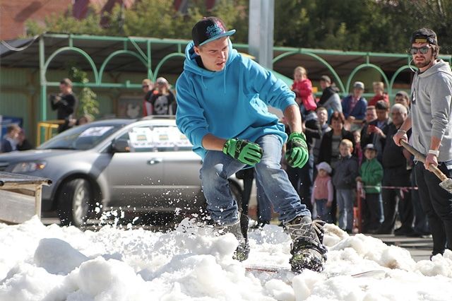Конкурсы и акции, Томские новости, ЮДИ ТГУ я в тгу #явтгу rjyrehcs снег летом сноуборд Тонны снега, мастер-классы и закрытое шоу «ЮДИ» ждут томичей на площадке «Я в ТГУ»