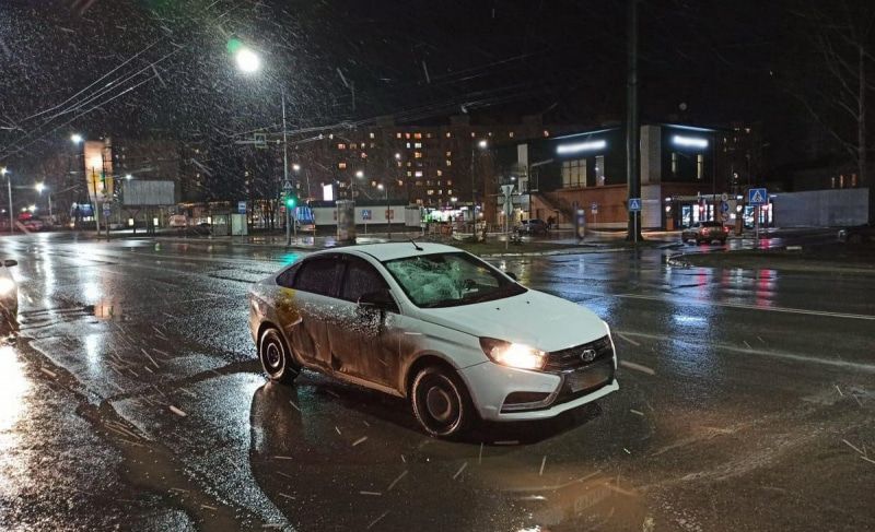 Происшествия, Томские новости, авария ДТП врезались пострадали сводка происшествий дорожная обстановка жесть Томска В Томске пешеход, переходивший дорогу на «зеленый», попал под машину, требуется помощь очевидцев