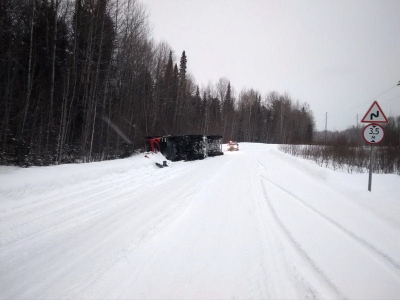 Происшествия, Томские новости, авария ДТП сводка происшествий врезались пострадали Грузовик опрокинулся на трассе в Томской области, пострадал водитель