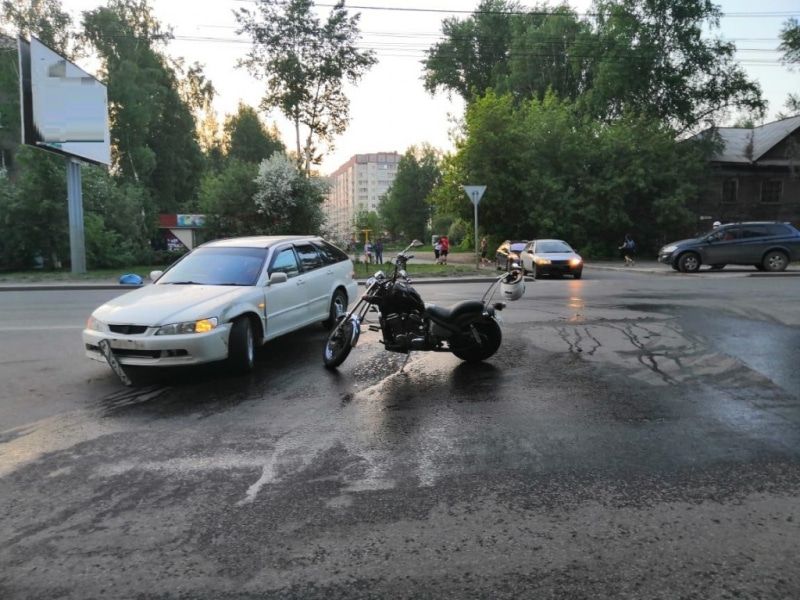 Происшествия, Томские новости, авария дтп сводка происшествий врезались пострадали гибдд дорожная обстановка Мотоцикл и иномарка столкнулись в Томске, мотоциклист получил травмы