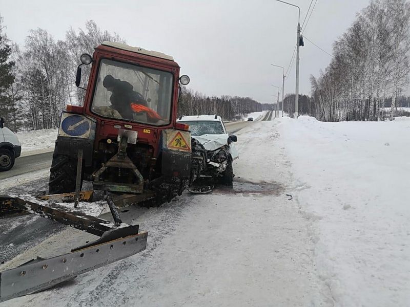 Происшествия, Томские новости, авария дтп жесть Томска врезались столкнулись трасса кузовлевский тракт Легковушка и трактор столкнулись на трассе Томск — Аэропорт