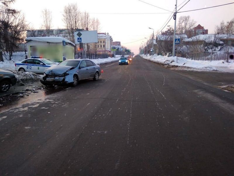 Происшествия, Томские новости, авария ДТП врезались пострадали инцидент сводка происшествий дорожная обстановка Водитель Lada пострадал при столкновении с иномаркой в Томске