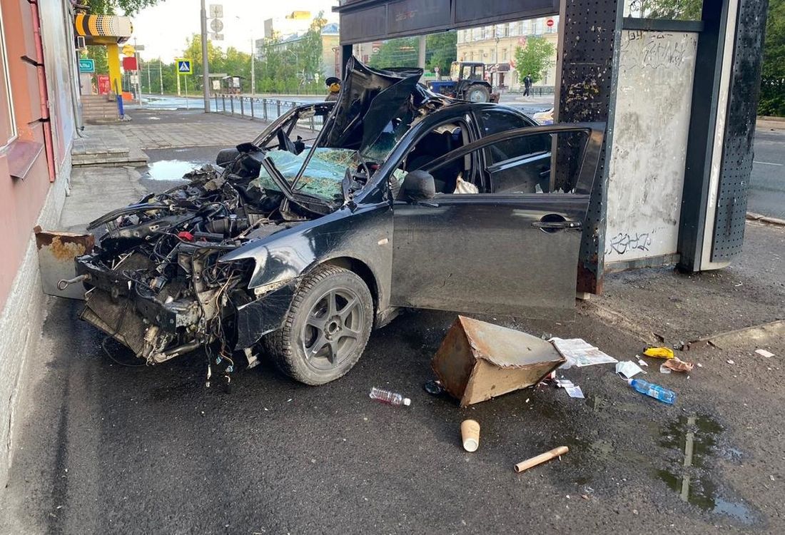 Происшествия, Томские новости, авария дтп сводка происшествий врезались пострадали дорожная обстановка ситуация на дороге Утром в Томске иномарка столкнулась с трактором и въехала в остановку