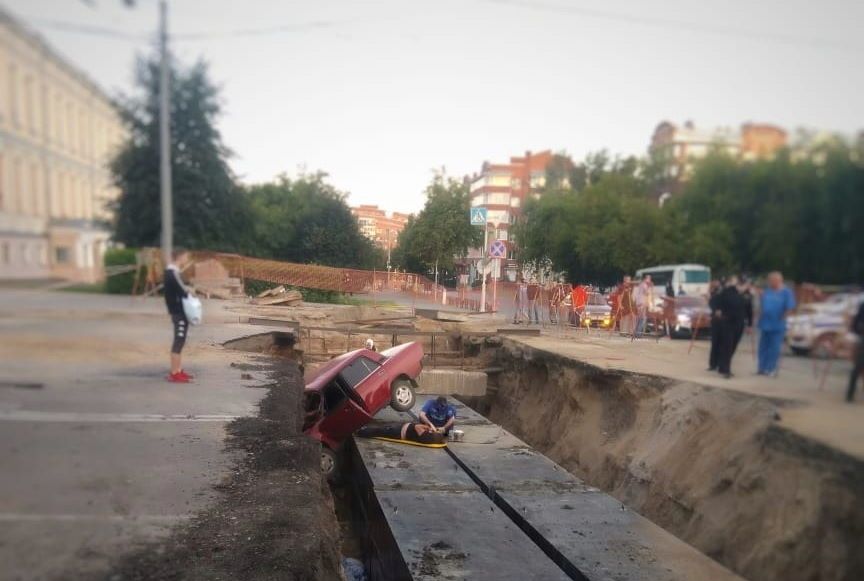 Происшествия, Томские новости, аварий дтп сводка происшествий врезались пострадали жесть Томска дорожная обстановка Трое пострадали при падении в автомобиля в зону ремонтных работ на пр.Ленина в Томске