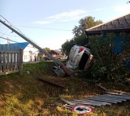 Происшествия, Томские новости, авария дтп врезались пострадали сводка происшествий дорожная обстановка ситуация на дорогах Томска Иномарка въехала в два столба и жилой дом в Томской области, пострадали двое