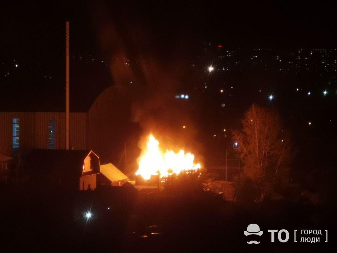 Происшествия, Томские новости, пожар на череме сгорели горит сводка происшествий количество сгоревших В Томске загорелся двухэтажный деревянный дом