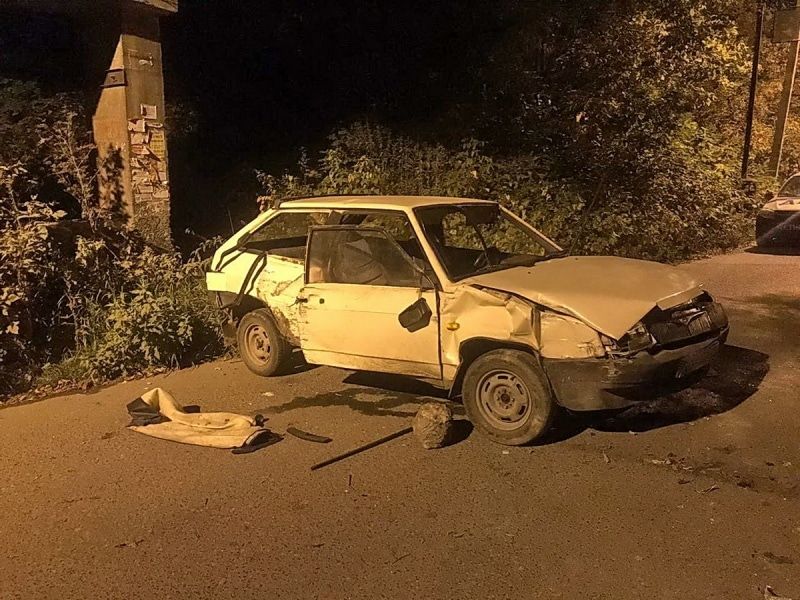 Происшествия, Томские новости, авария ДТП сводка происшествий пострадали врезались В Томске ВАЗ врезался в опору моста, водитель скрылся, пострадал пассажир