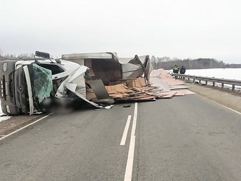 Происшествия, Томские новости, авария ДТП врезались пострадали сводка происшествий жесть Томска Водитель грузовика погиб в ДТП на трассе Томск - Мариинск