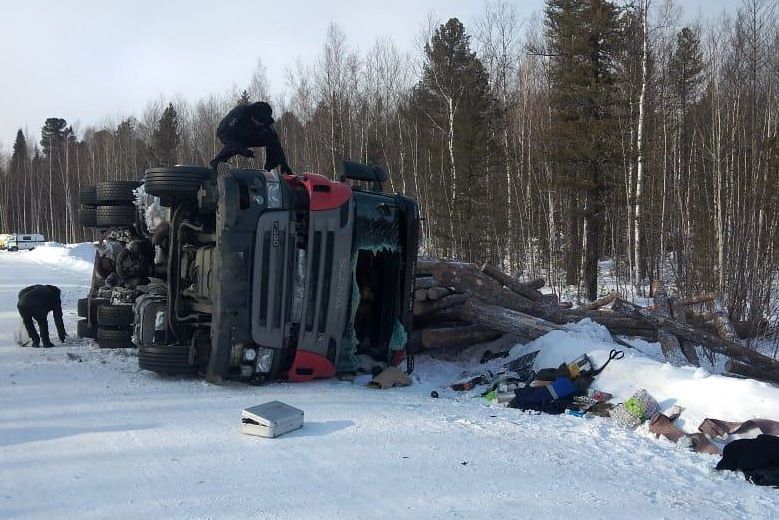Происшествия, Томские новости, авария врезались пострадали сводка происшествий ДТП жесть Томска самые жуткие аварии Томской области Водитель погиб в опрокинувшемся лесовозе на трассе в Томской области