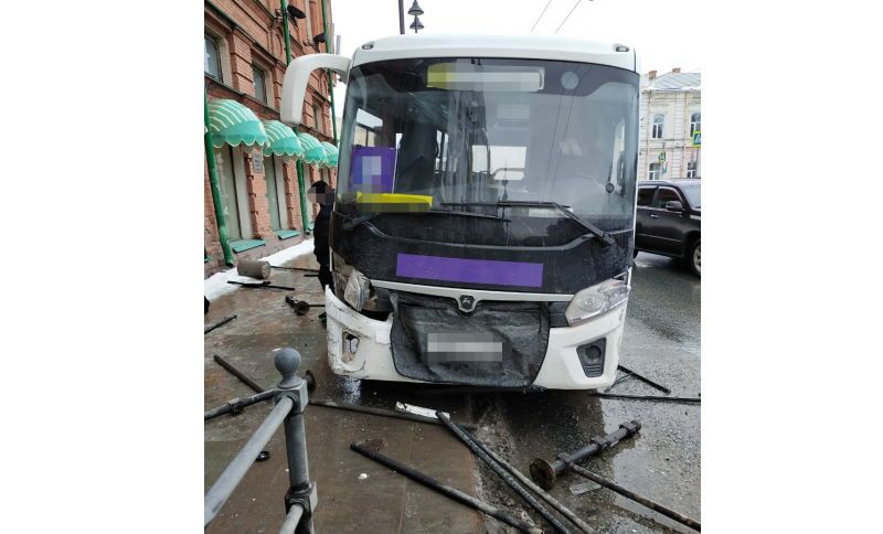 Происшествия, Томские новости, авария ДТП врезались пострадали сводка происшествий инциденты жесть Томска Маршрутка разрушила часть пешеходного ограждения на пр.Ленина в Томске
