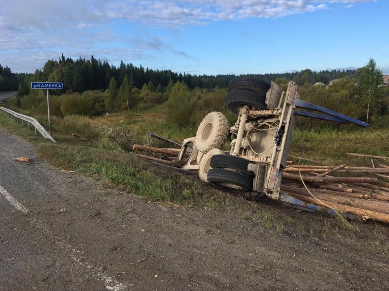 Происшествия, Томские новости, авария ДТП сводка происшествий дорожная обстановка жесть Томска Утром на трассе Томск — Мариинск прицеп КАМАЗа съехал в кювет