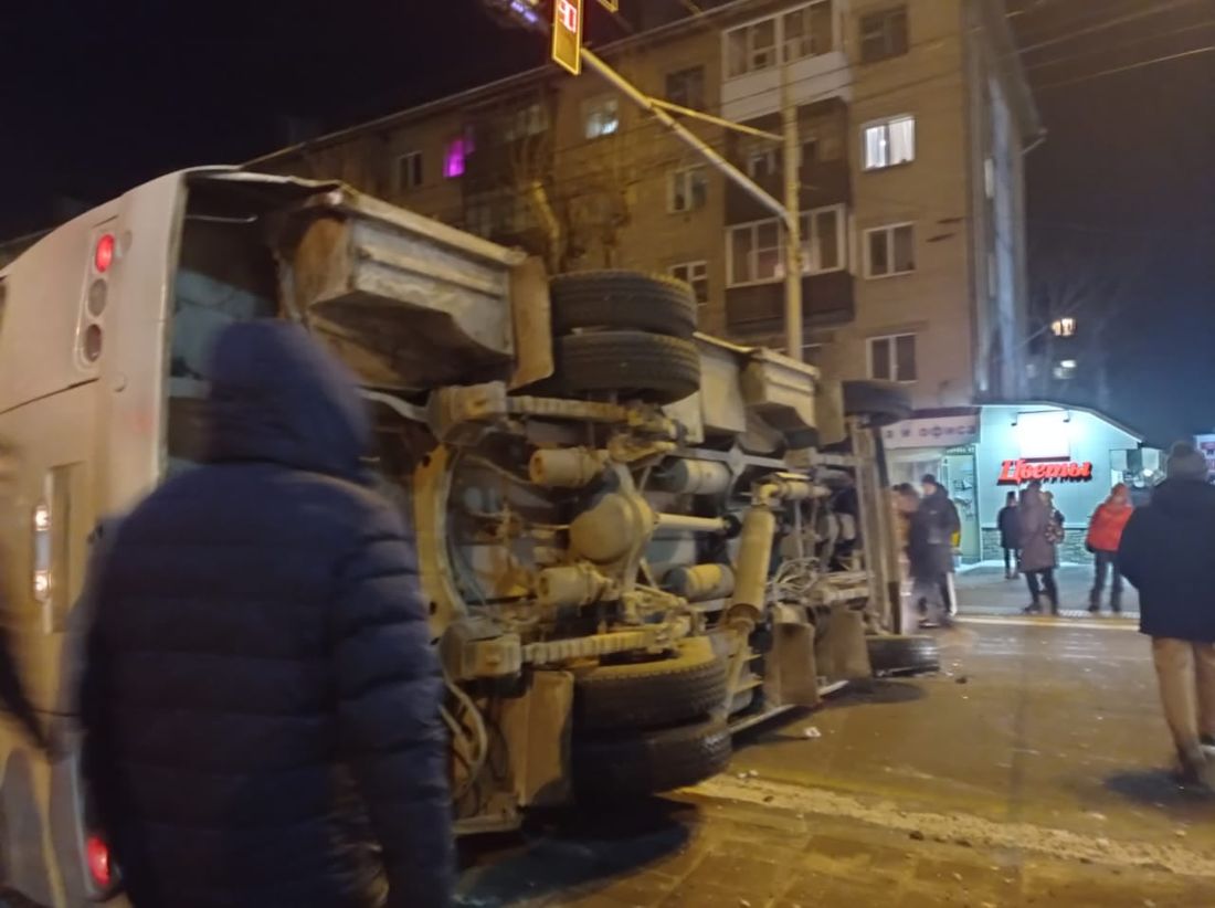 Происшествия, Томские новости, маршрутка опрокинулась авария происшествия жесть Томска В Томске опрокинулась маршрутка