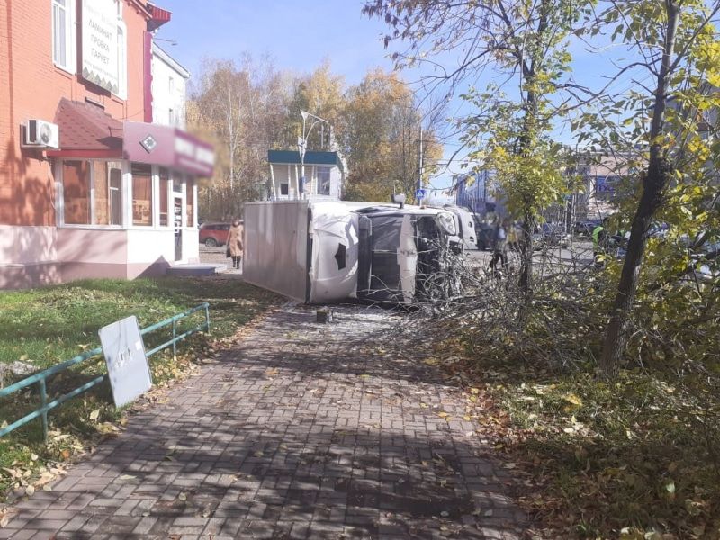 Происшествия, Томские новости, авария ДТП сводка происшествий жесть Томска дорожная обстановка безопасность движения аварии «Газель» опрокинулась после столкновения с иномаркой и столбом в Томске