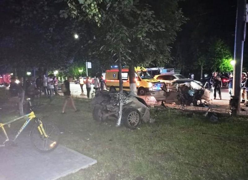 Происшествия, Томские новости, авария ДТП врезались пострадали сводка происшествий дорожная обстановка разорвало машину Nissan Cefi Женщина-водитель врезалась в столб и дерево в Томске, пострадали двое