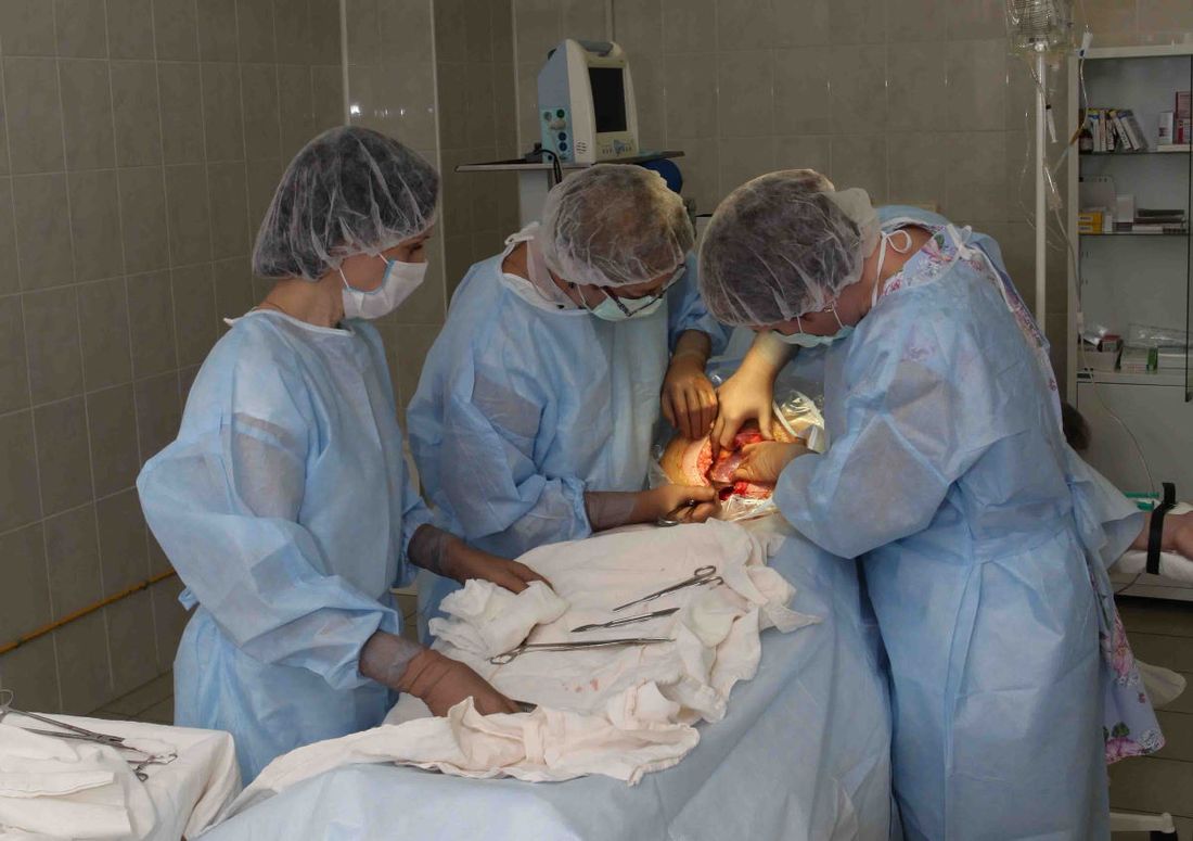 Медицина и здоровье, Томские новости, операция гигантская опухоль удалили вскрыли пожилая пациентка Томские врачи удалили 8-килограммовую опухоль 72-летней пациентке