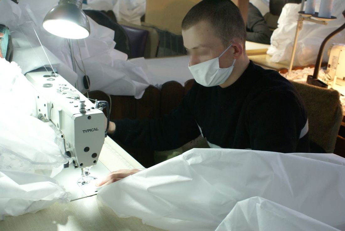 Коронавирус (Covid-19), Томские новости, коронавирус лечение комбинезоны лекарства скорая защитные костюмы для медиков В Томской колонии начали шить защитные комбинезоны для «Скорой помощи»