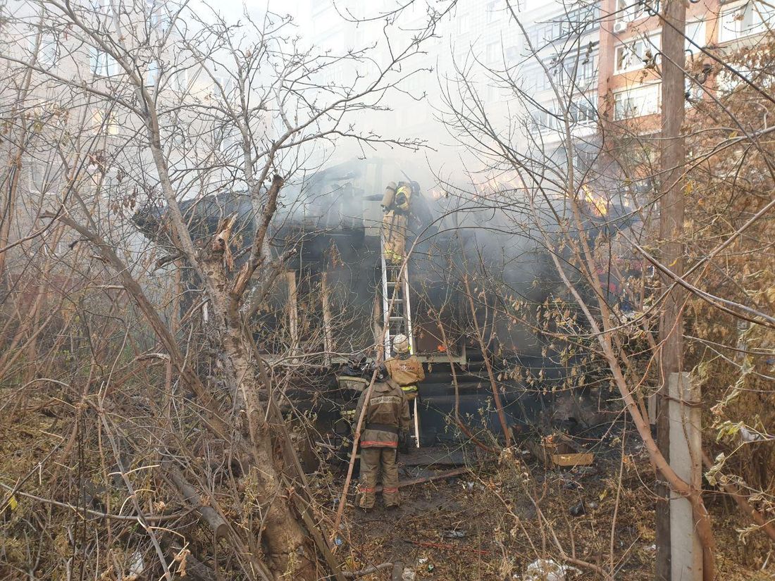 Происшествия, Томские новости, Пожар киевская горит деревянный дом загорелись сводка происшествий В Томске на Киевской загорелся заброшенный деревянный дом