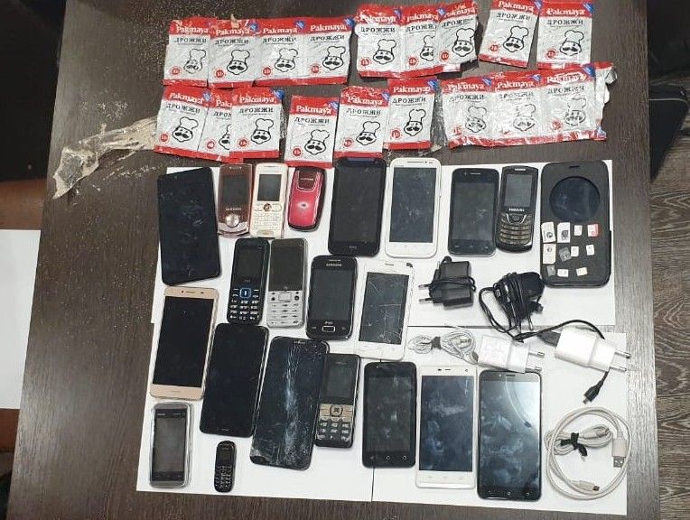 Криминал, Происшествия, Судебные дела, Томские новости, запрещенные предметы дрожжи колония арестовали задержали перебросили Более 20 сотовых телефонов и 18 пачек дрожжей пытались перебросить в томскую колонию