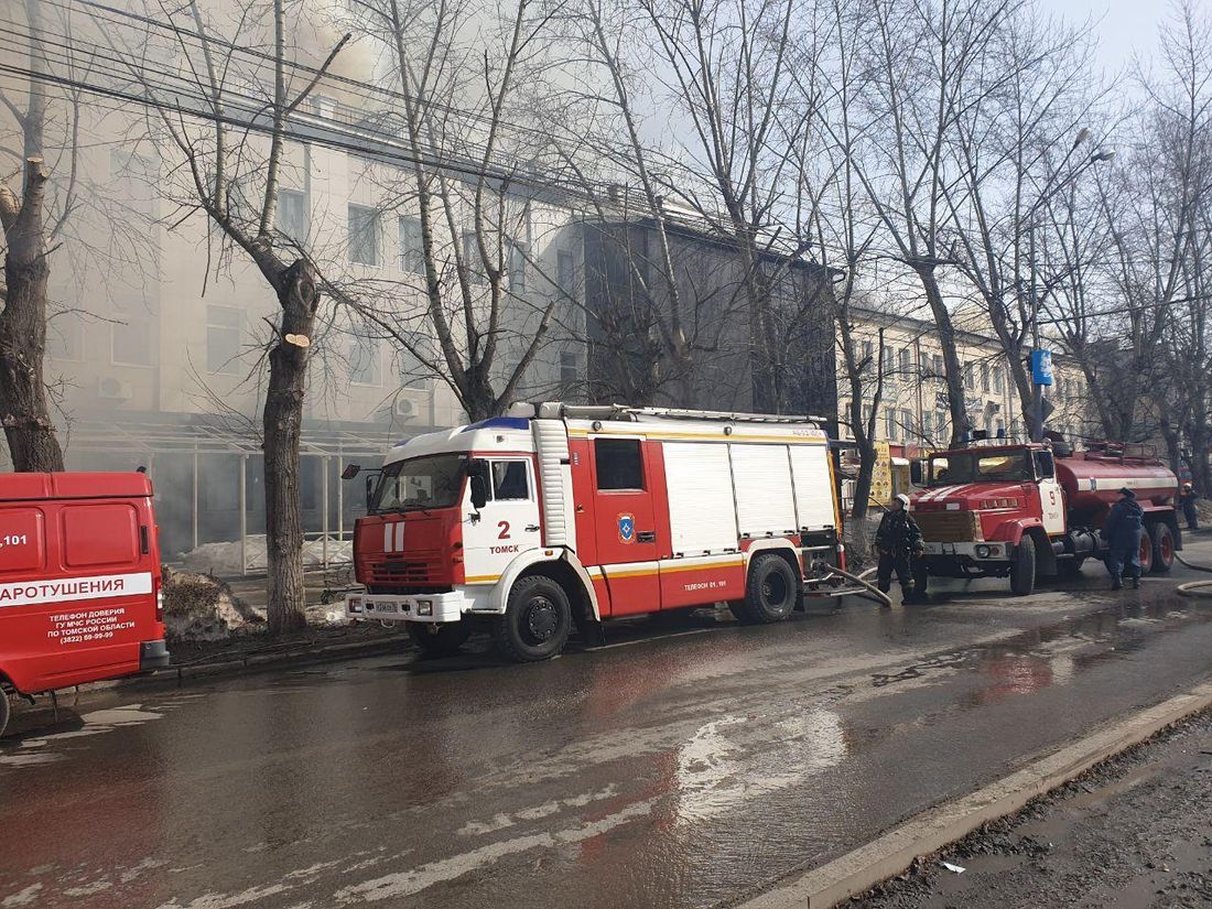 Происшествия, Томские новости, пожар горит загорелись пострадали крупное возгорание перекрытие закрыли дорогу В Томске частично перекрыли пр.Кирова из-за крупного пожара
