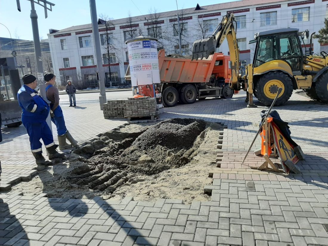 Городское благоустройство, Дороги, Томские новости, провал тротуар ямы в городе дорожки ремонт дорог тротуаров «Томскводоканал» устраняет провал на тротуаре на пр.Ленина