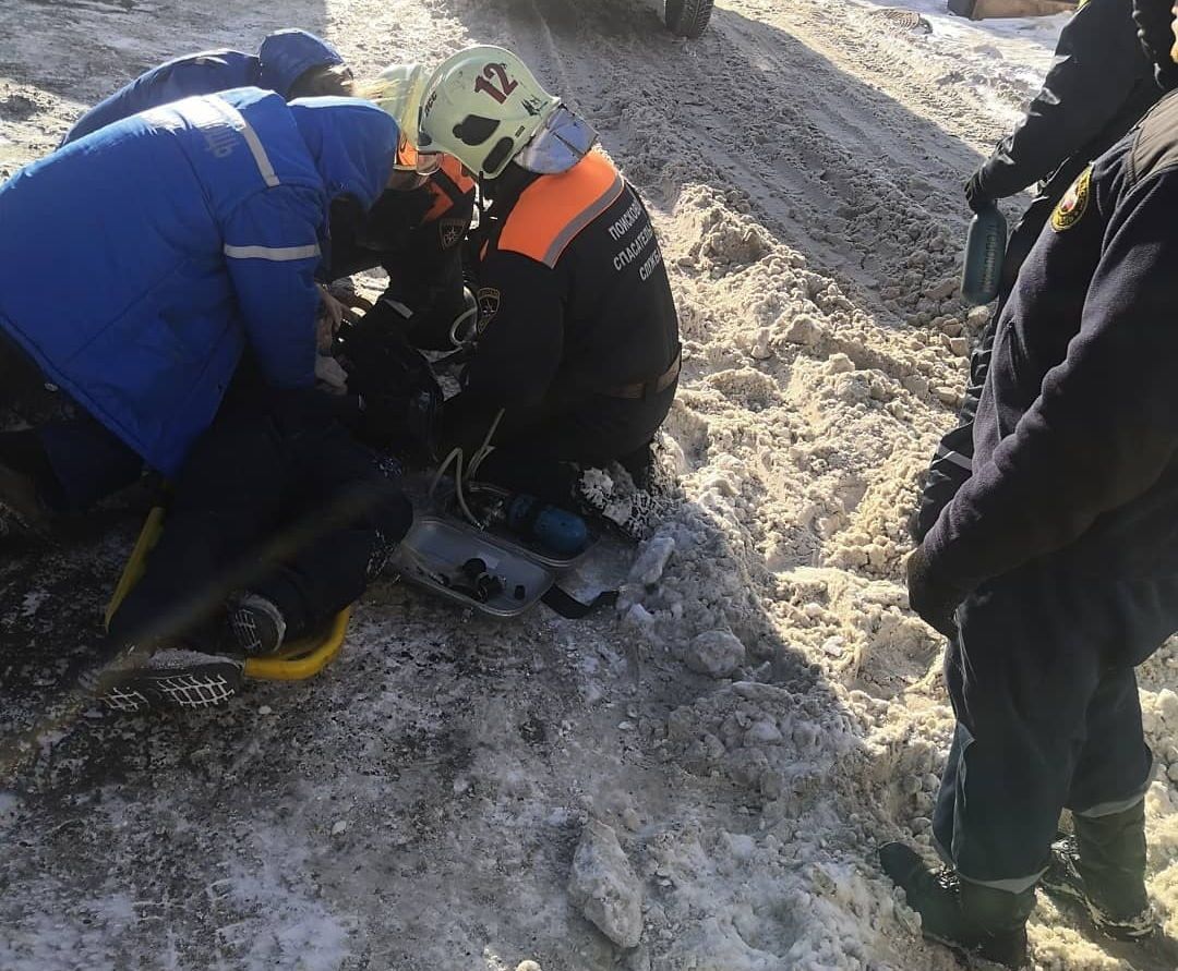 Происшествия, Томские новости, ребенок придавило задавило воротами спасатели В Томске медики борются за жизнь 8-летнего мальчика, которого зажало автоматическими воротам