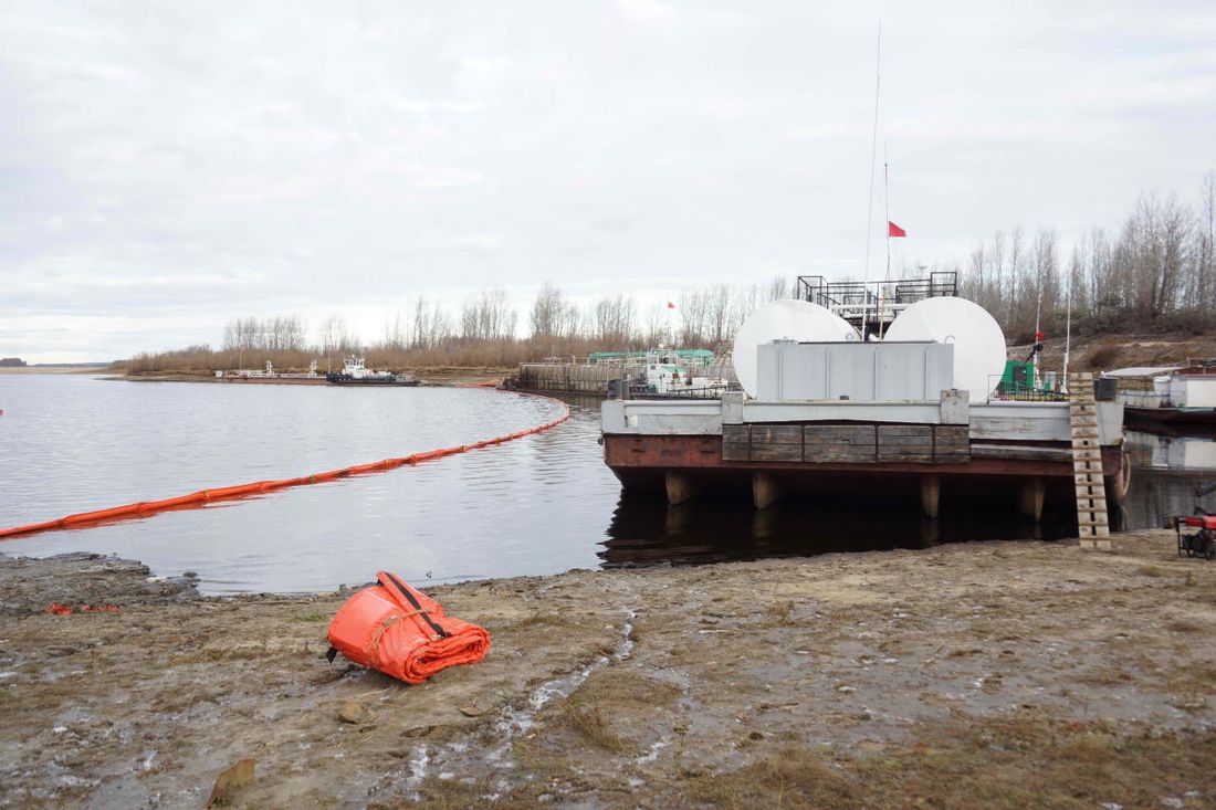 Происшествия, Томские новости, экоспас нефть разлили нефть разлив экологическая катастрофа в Томской области Три тонны нефти вылилось в реку Обь после столкновения двух барж в Томской области — «Экоспас»