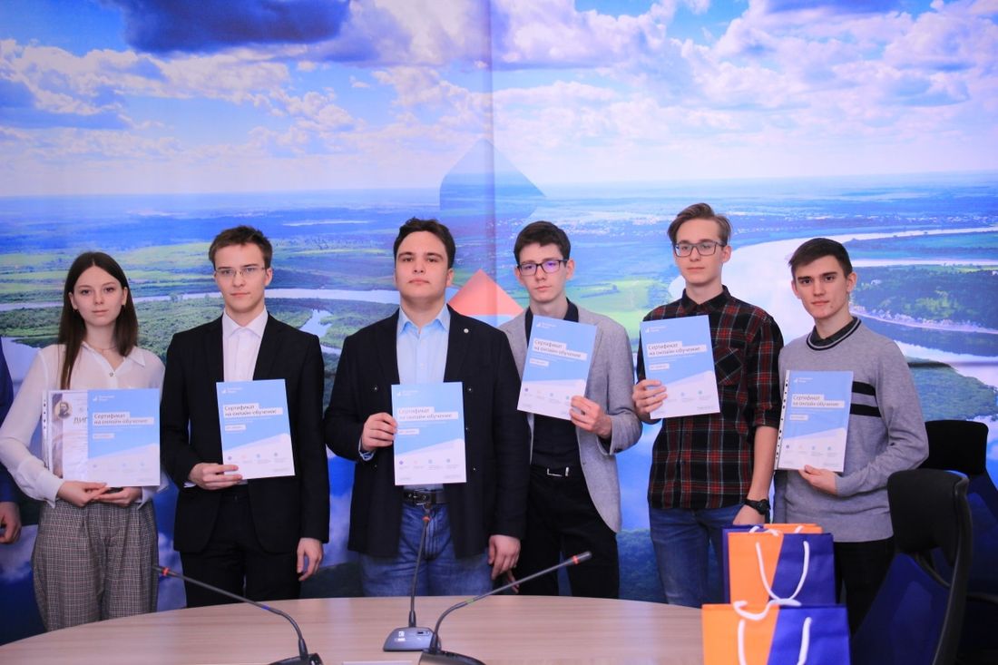 Ростелеком, Томские новости, ростелеком образование дети поддержка Томским школьникам вручили бесплатные сертификаты «Ростелеком. Лицей»