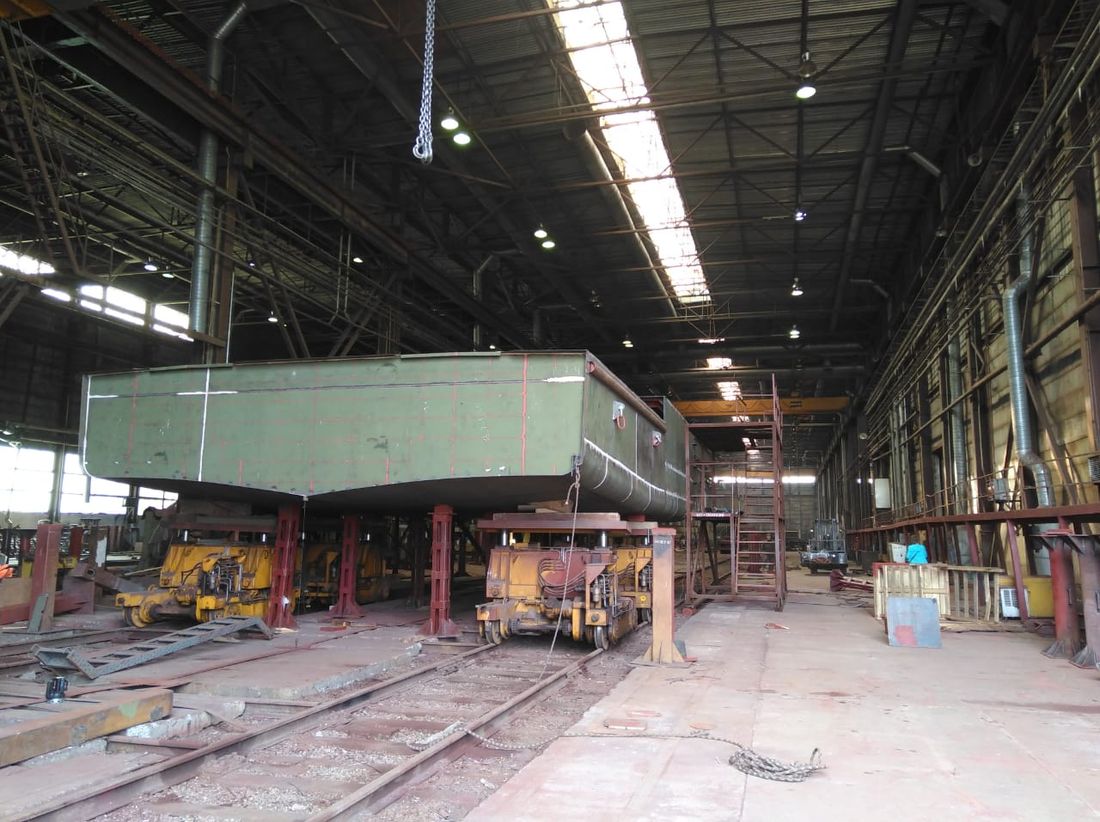 Предприятия Томска и области, Томские новости, судостроительный завод баржа производство в Томской области Самусьский судозавод впервые построил и спустил на воду две морские баржи