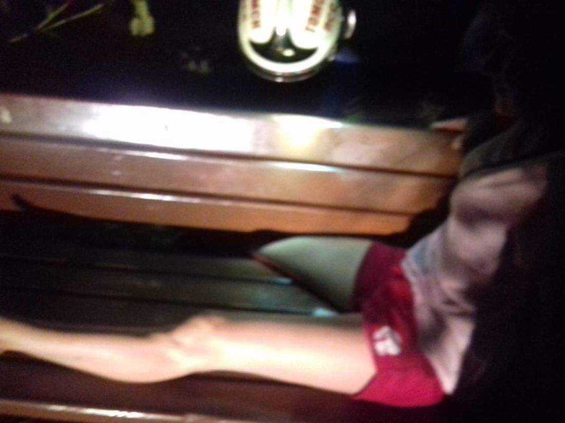 Происшествия, Томские новости, лавочка застряла происшествия интересные случаи курьезы Томские спасатели помогли девушке, застрявшей в лавочке