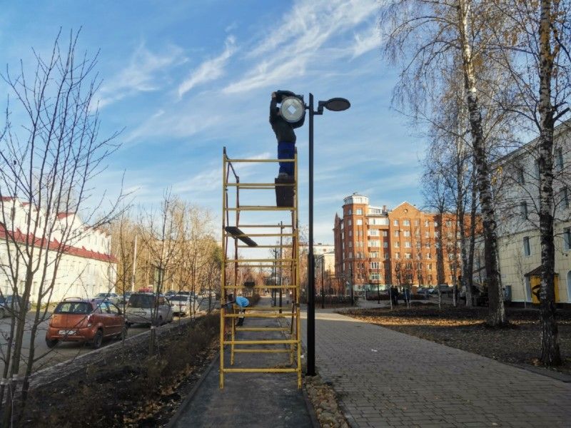 Городское благоустройство, Томские новости, городское благоустройство умные фонари город живая лаборатория В Томске на ул.Усова монтируют «умные» фонари