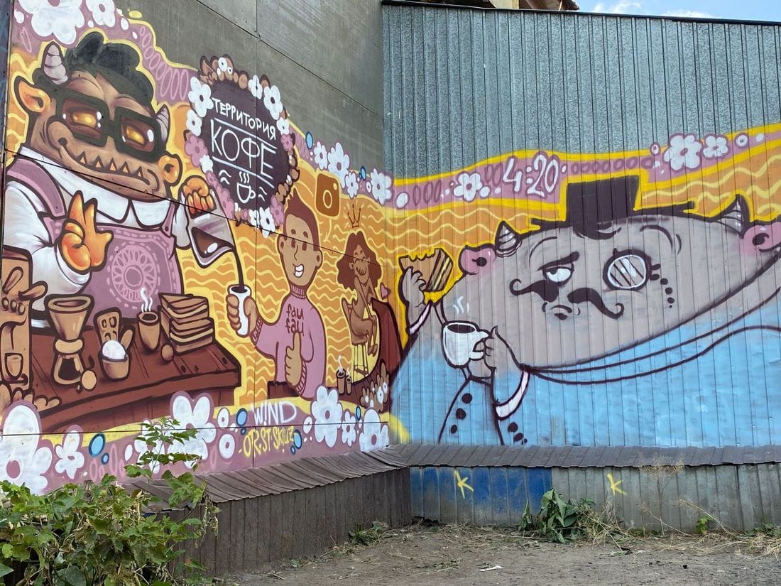 Еда, Культура в Томске, Томские новости, культура уличное искусство в Томске разрисловали стену граффити в Томске На здании одной из томских кофеен появились знаменитые «чертики» Виталия Ивлева
