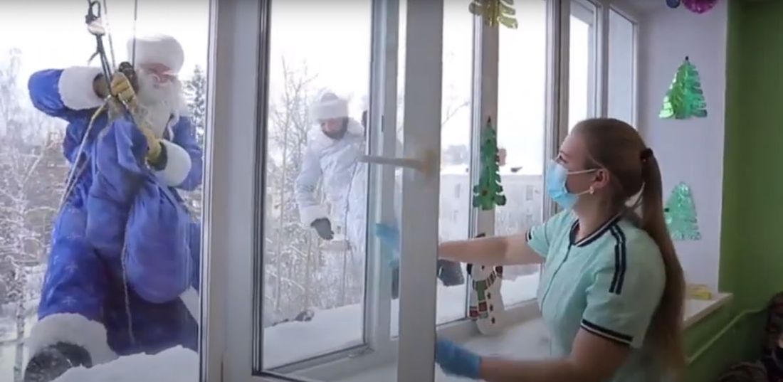 Новый год ❄, Томские новости, мчс новый год праздник поздравление Томские спасатели оригинально поздравили с Новым годом пациентов детской больницы №1