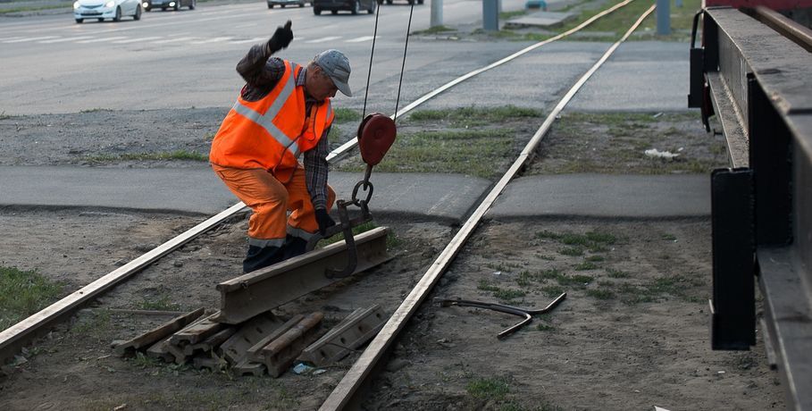 Общественный транспорт, Томские новости, трамвайные пути ремонт ремонтируют пути очистка путей уборка В Томске начали ремонтировать трамвайные пути на ул.Лебедева