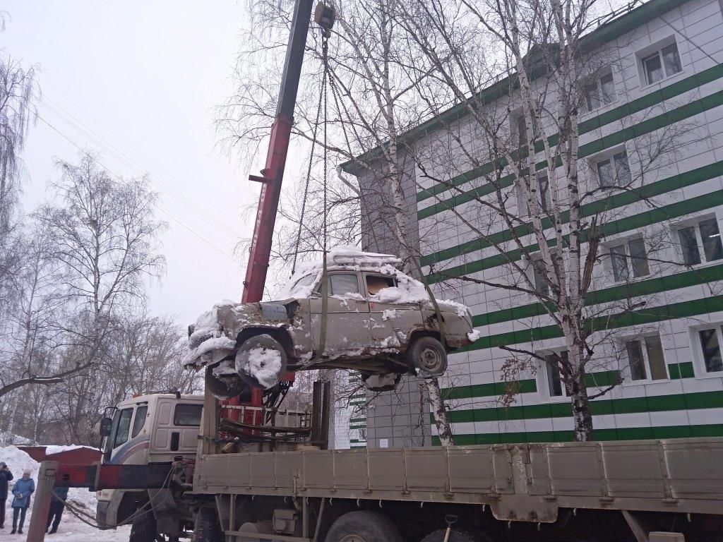 Городское благоустройство, Томские новости, эвакуация старые автомобили подснежники машины убрали Старые захламленные автомобили эвакуировали с площадки у дома по ул.Учебной, 42 в Томске