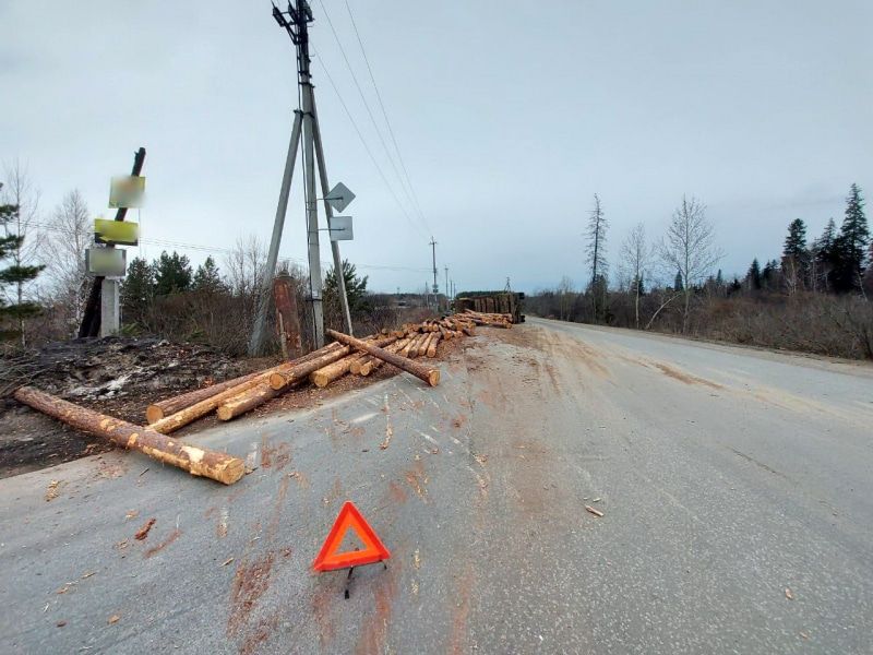 Происшествия, Томские новости, авария ДТП врезались пострадали сводка происшествий жесть Томска дорожная обстановка В Томске опрокинувшийся полуприцеп столкнулся с иномаркой, пострадал ребенок