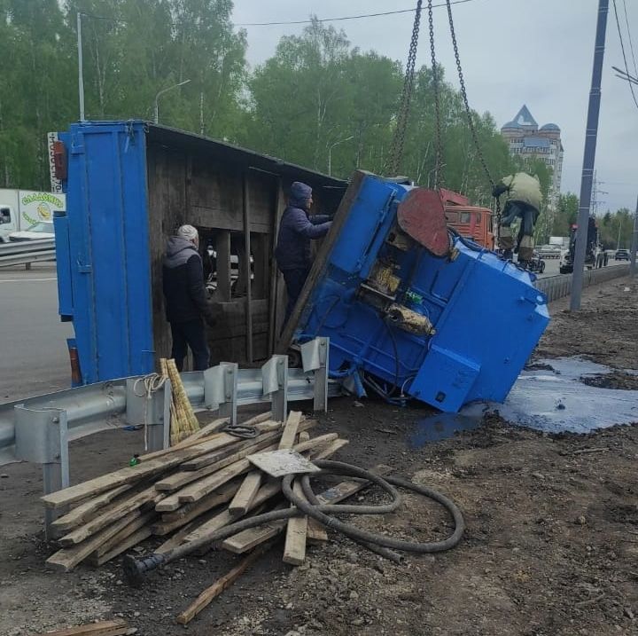 Происшествия, Томские новости, авария ДТП врезались пострадали сводка происшествий пробка жесть Томска КамАЗ опрокинулся в районе пл. Южной в Томске