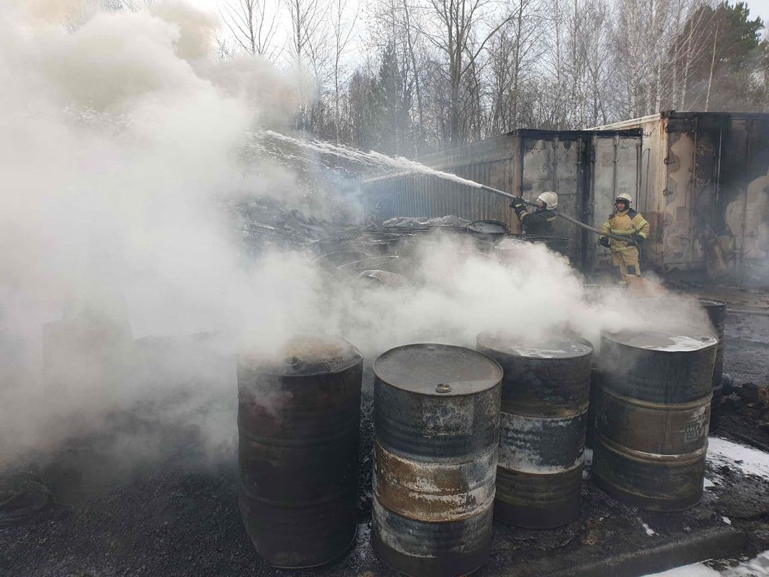 Происшествия, Томские новости, пожар горит огонь сводка жесть Томска На Кузовлевском тракте в Томске загорелись отходы лесопиления и нефтешламы