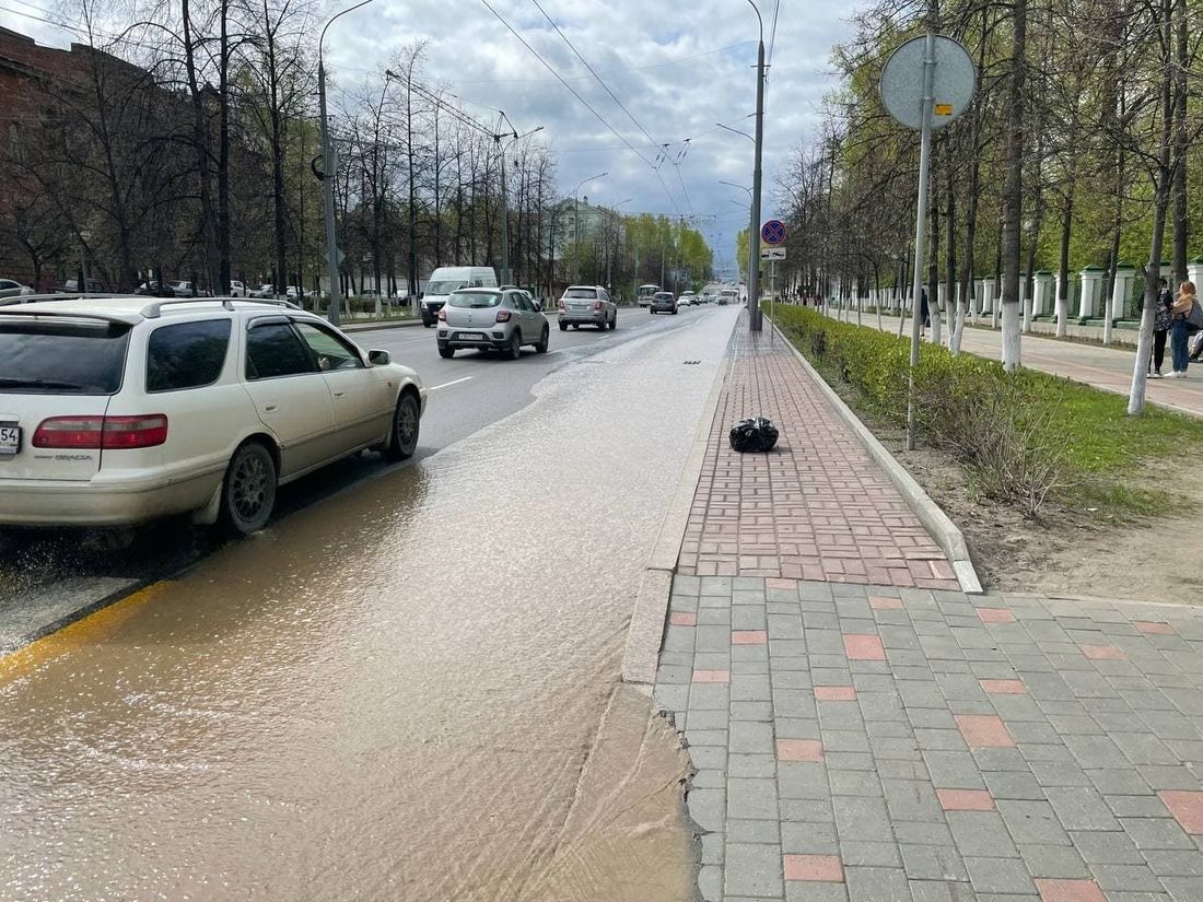 ЖКХ, Томские новости, выход воды рельеф трубопровод повреждение затопило проспект Ленина В Томске из-за повреждения трубопровода произошел выход воды на рельеф