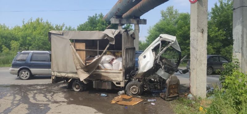 Происшествия, Томские новости, авария ДТП врезались пострадали сводка происшествий аварии жесть Томска Водитель грузовика врезался в столб в Томске