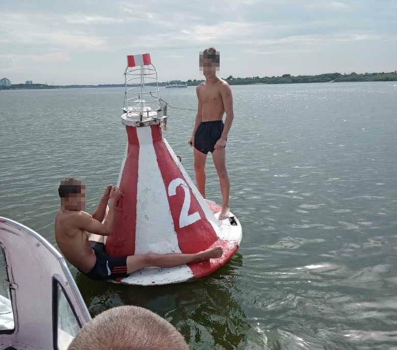 Происшествия, Томские новости, бакен утонул заплыл пловец ГИМС Двое подростков застряли на бакене в Томске